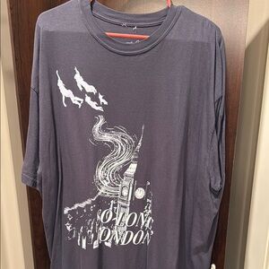 Gray Short Sleeve Tee with Artistic Graphic